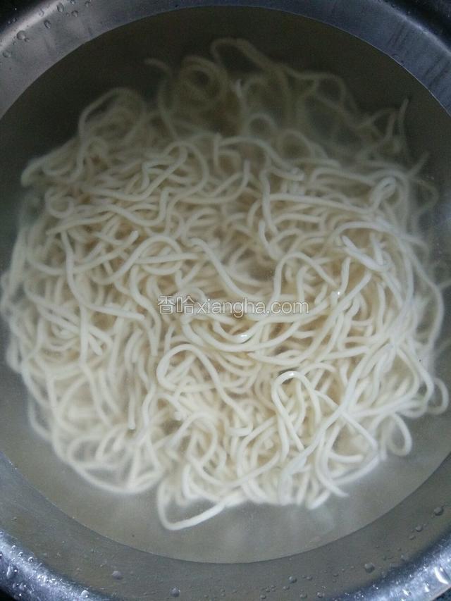 锅里放水烧开，把面条在水里煮一下，要适时用筷子搅拌