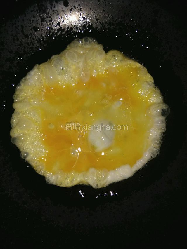 锅烧热加入食用油，把鸡蛋液倒入锅中炒好用锅铲捣碎