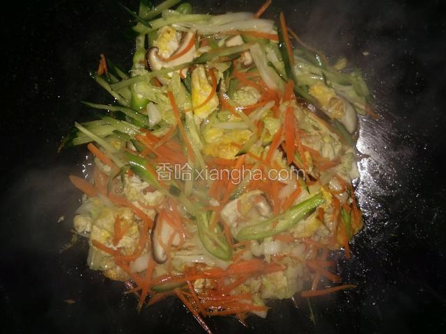 再把蔬菜丝倒入锅中翻炒，加少许盐，鸡精，再次翻炒入味