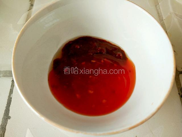 准备一个干净的小碗，把海天辣黄豆酱和泰式甜辣酱倒入碗里。