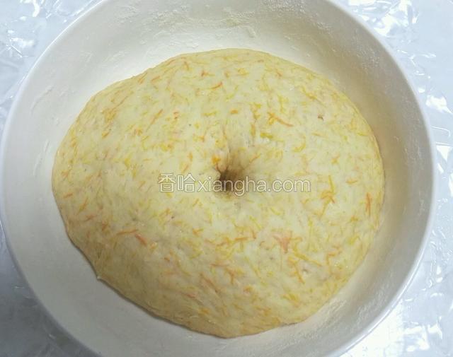 发酵至两倍大，用拇指按压不塌陷，就可以了。