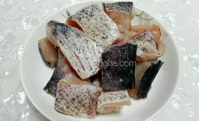 鱼块上撒5克盐，用手抓匀腌制30分钟