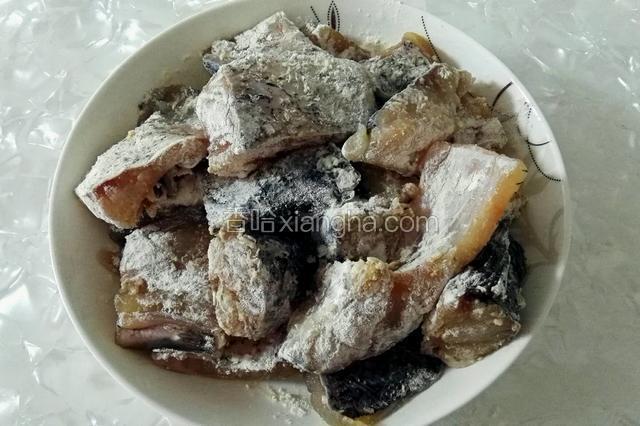 倒出血水，加入15克面粉拌匀（这样煎鱼时就不会溅油了。鱼皮也不会脱落。）