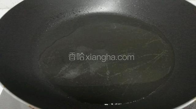 取平底锅，热锅放油，油烧至7成热
