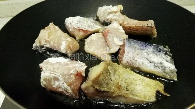 加入鱼块，小火煎