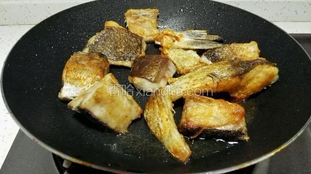 煎至两面金黄，这时鱼块已经熟了。