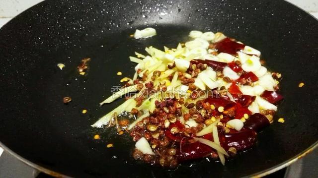 加入姜蒜、辣椒、花椒煸炒出香味（小火，避免花椒糊了影响口感）