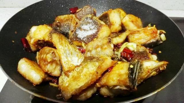 加入生抽和醋、料酒、白糖、胡椒粉