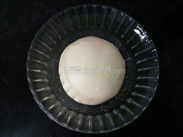 滚圆盖保鲜膜放温暖处进行基础发酵。
一发温度不可超过28度。