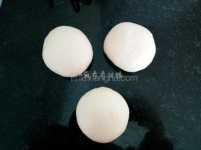  取出折叠按压排气，再称重分割成3等份，滚圆，盖保鲜膜松弛10分钟。
排气的时候放台面上用擀面丈擀压一下就可以排气了。