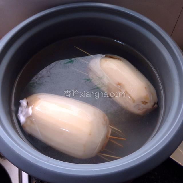 放入锅里，兑水，没过莲藕就行