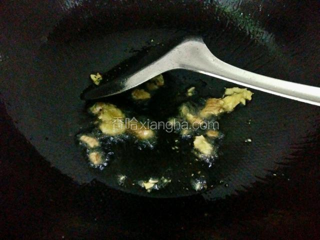 放入适量生姜在锅里煸炒，煸炒几下后铲出来丢掉（这样煎鱼，不粘锅，不破皮，鱼皮完整）