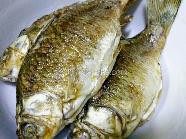 鲫鱼和荷包蛋都盛出来放在碗里，再把锅洗干净备用