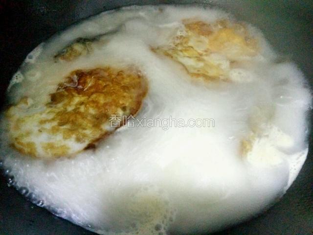 水开后用锅铲撇去浮沫，盖上锅盖转小火炖半个小时
