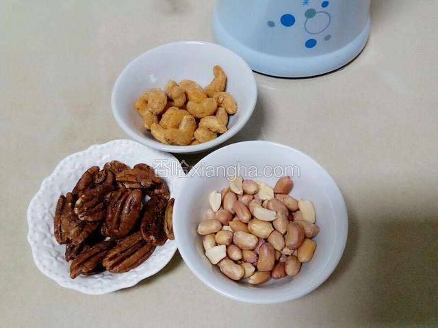 在等侯蒸米饭的时候，准备各种坚果果仁。我这里的是（炭烧腰果、椒盐碧根果仁、奶油花生米）三种。