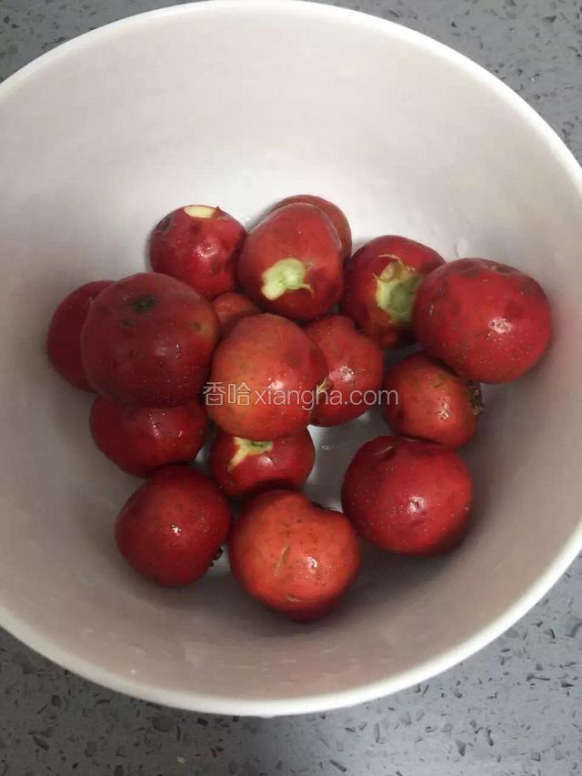 山楂洗干净，去蒂