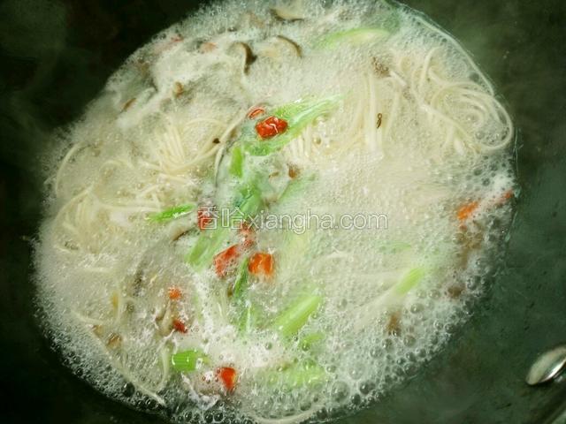 加入
辣椒大蒜，倒一勺生抽