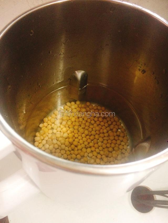 洗好的黄豆倒入豆浆几内，加入适量水位的水