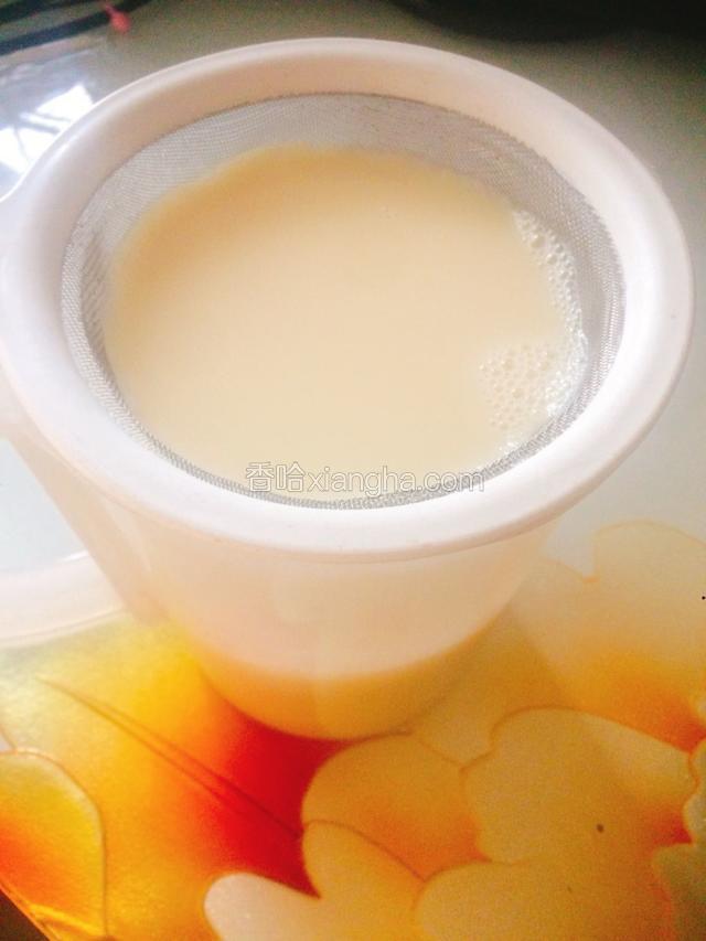 豆浆机自动停止后，用滤网过滤豆浆