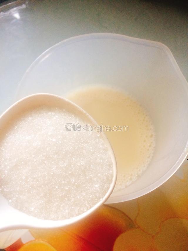 过滤好的豆浆加入适量的白糖调味