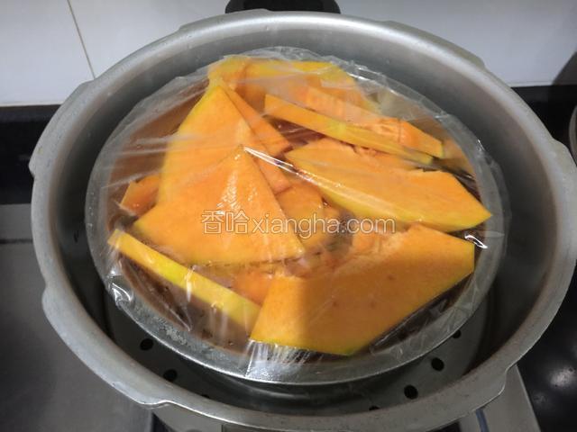 把南瓜去皮切片，放入高压锅压10分钟左右。（南瓜尽量切薄点容易熟）