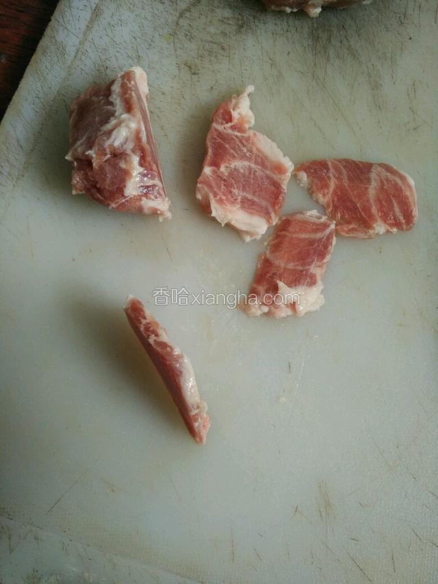 猪肉洗净，切片