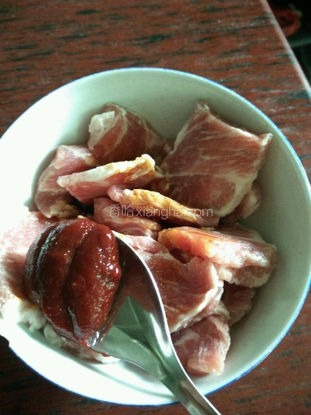 再加入辣椒酱