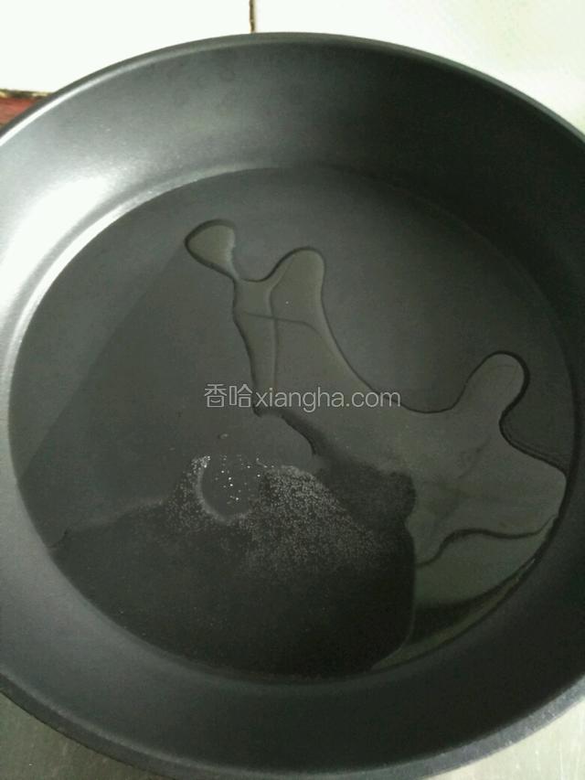 锅中倒入油