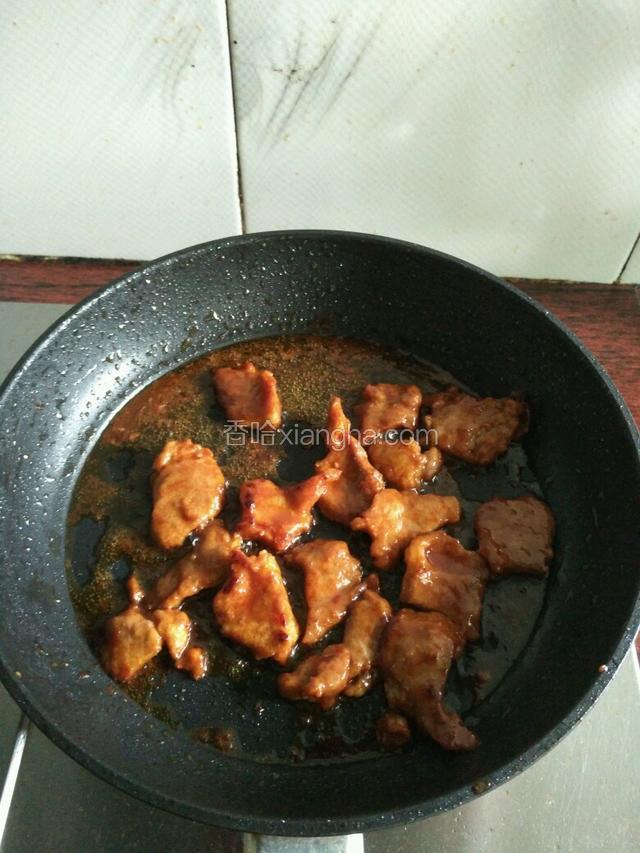 慢慢煎至肉熟，中间要不时翻面
