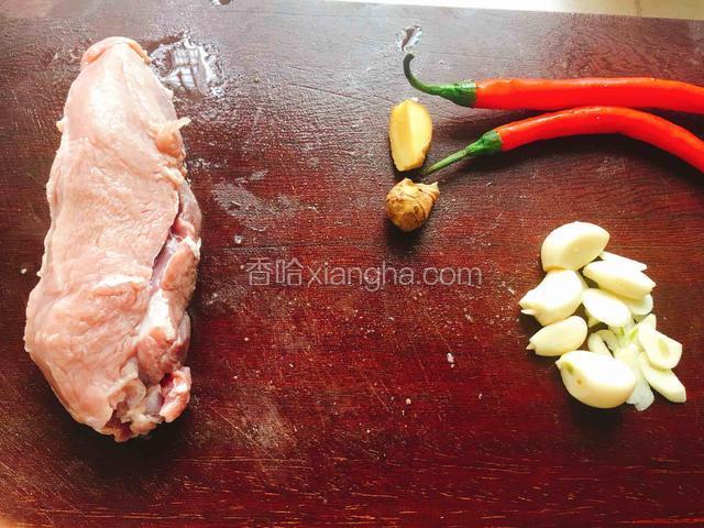 猪肉和大蒜，生姜，红椒洗净备用。