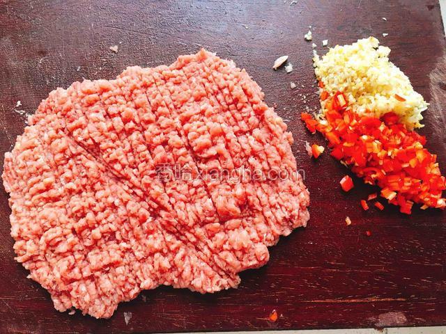 猪肉剁成肉末，大蒜生姜切末，红椒切碎。