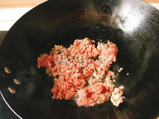 热锅倒入花生油烧至八成热，放入肉末。