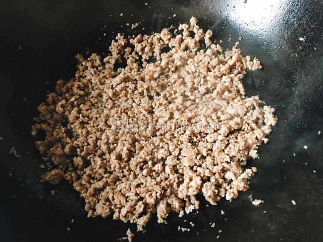 把肉末炒至断生。