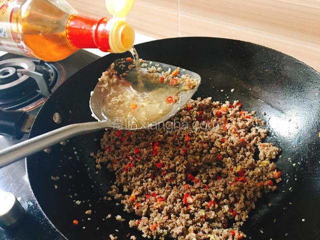 再依次倒入适量料酒，生抽，蚝油，少许盐和鸡粉调味。