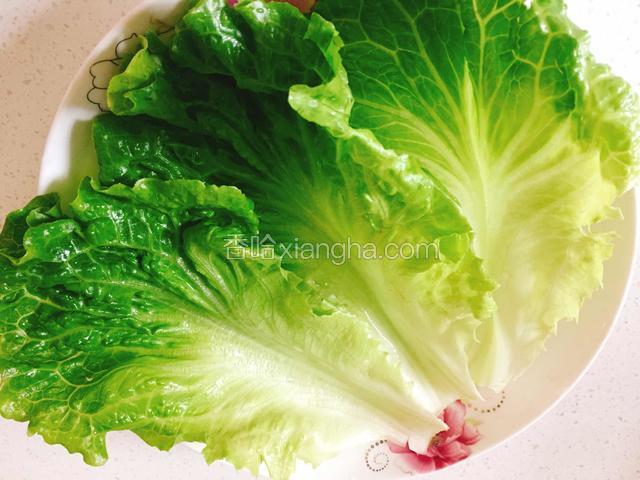 盘中摆上几片生菜叶子。