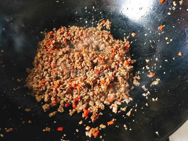 翻炒好的肉末很香哦！