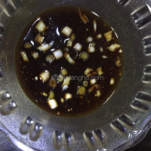 准备好一个碗，倒入酱油，盐，糖，花椒粉，姜末，醋。加少量水。搅拌均匀