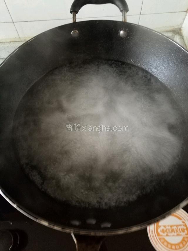 烧水。水中倒入适量油。加入盐，份量是水份的1%，所以，如果是2.5公升的水，就需要放25g（约5茶匙）的盐。 加入盐，份量是水份的1%，所以，如果是2.5公升的水，就需要放25g（约5茶匙）的盐。 