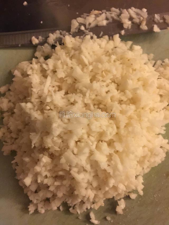 荸荠切成小丁