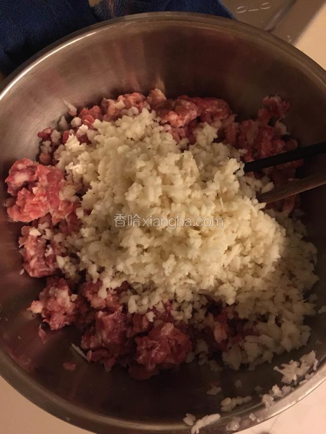 荸荠和肉馅放入盆里，搅拌均匀