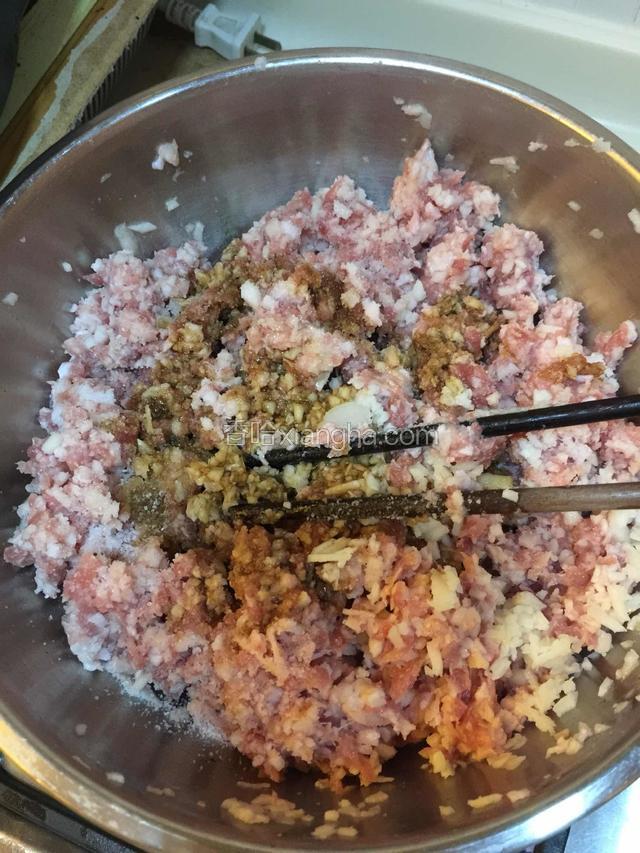 放入酱油、芝麻油、盐顺一个方向搅拌均匀