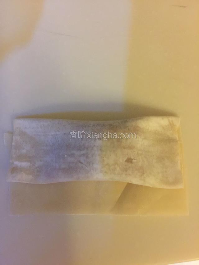 再从上往下折一次，留出一个边