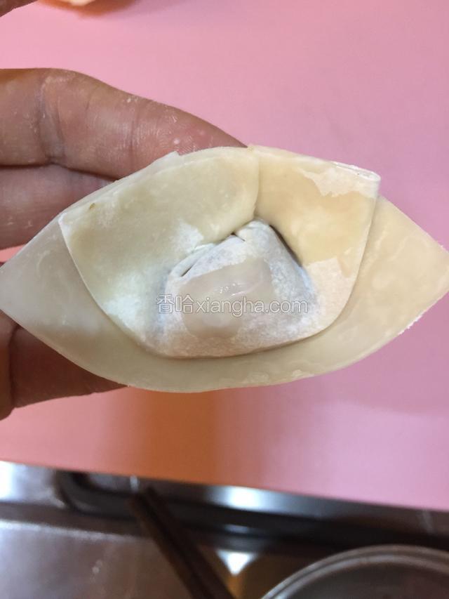把两个角粘在一起，捏紧