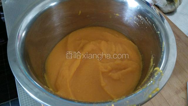 把南瓜呢倒在一个干净的容器内。