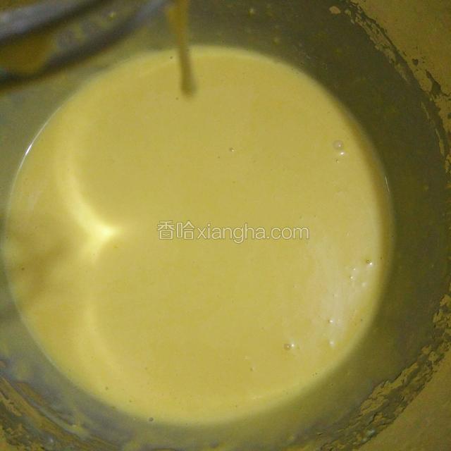 搅拌均匀以后，加入筛好的低粉上下搅拌无粉状，像图中这样形成糊稠状