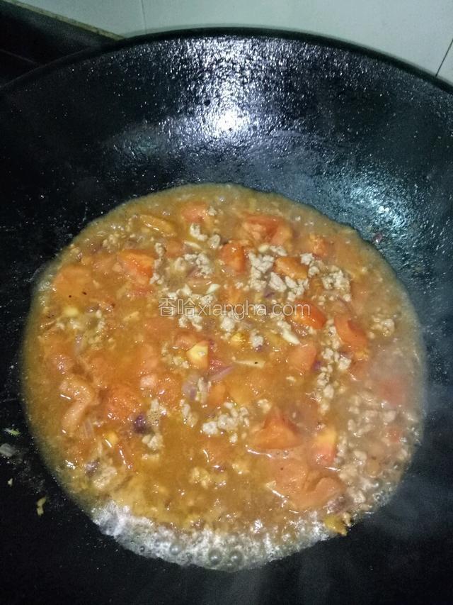 倒进番茄翻炒两分钟，边炒边用锅铲捣碎一下番茄。