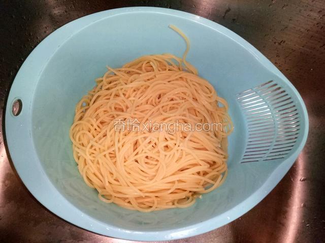 捞起过凉开水，沥干。