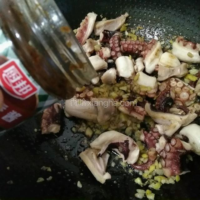 炒快干时，调入一汤匙美味香酱进去提味