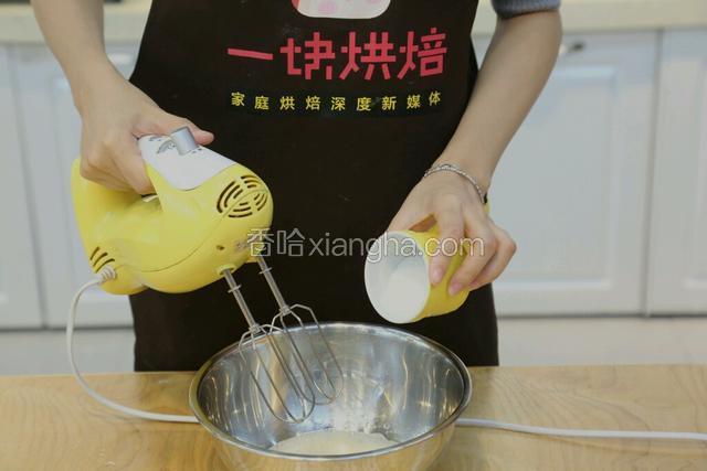 .蛋白加入几滴柠檬汁后，分三次加入细砂糖打发
