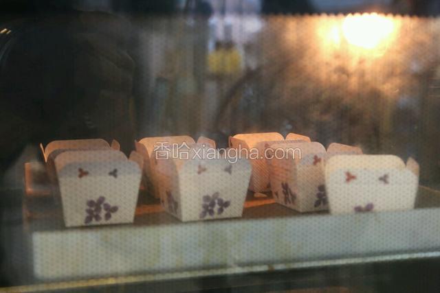 .放入预热好170度的烤箱中烘烤30分钟左右
